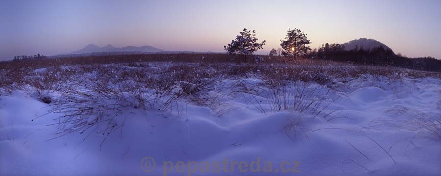 Slunce zapad nad Behyskm rybnkem. Nrodn prodn rezervace Behyn  Pecopala, v pozad Bezdz a vpravo Mlnsk vrch, 1-2009.