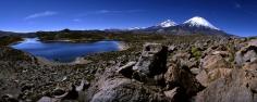 Jezero Cotacotani s hraninmi (s Bolvi) sopkami Pomerape (6280 m) a Parinacota (6342 m), 2007.